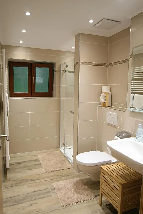 Echtes Foto: Bad mit Dusche und Waschtisch
