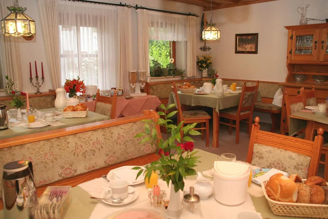 Echtes Foto vom Frühstücksraum im Alpenchalet Bianca: gedeckte Tische, Eckbank, Holzbuffet