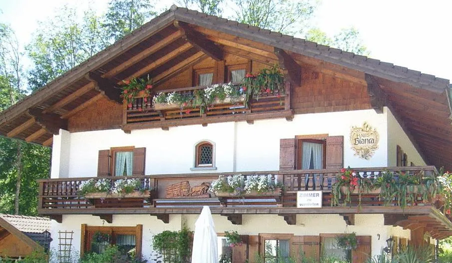 Echtes Foto des Alpenchalet Bianca im Sommer: weißes Haus mit Holzbalkonen voller Blumen