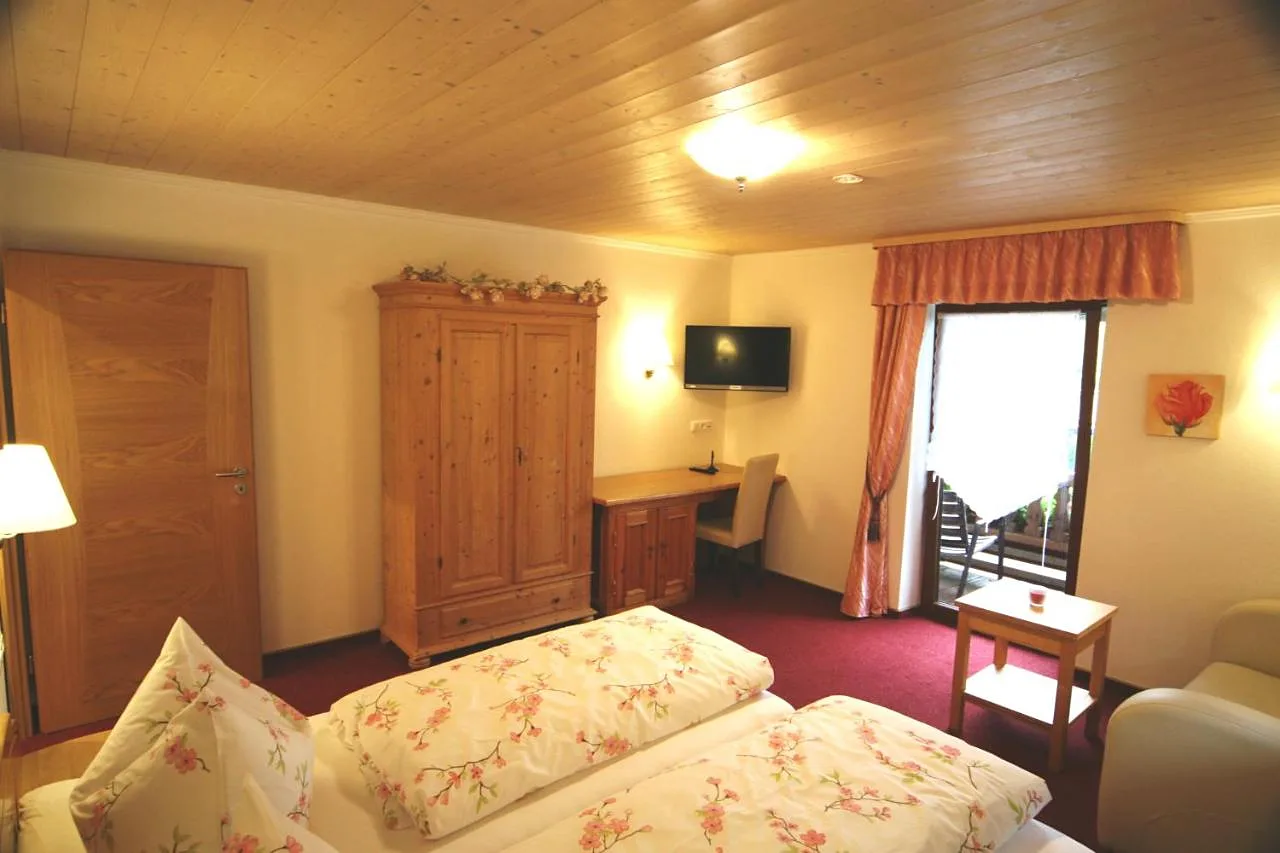 Echtes Foto: Doppelzimmer mit Holzschrank und Balkontür