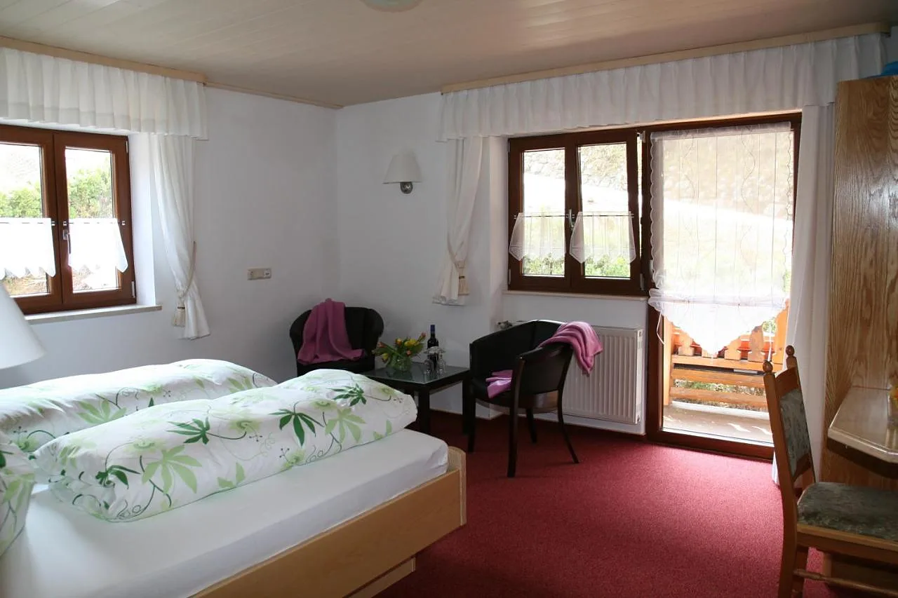 Echtes Foto: helles Zimmer mit Balkontür