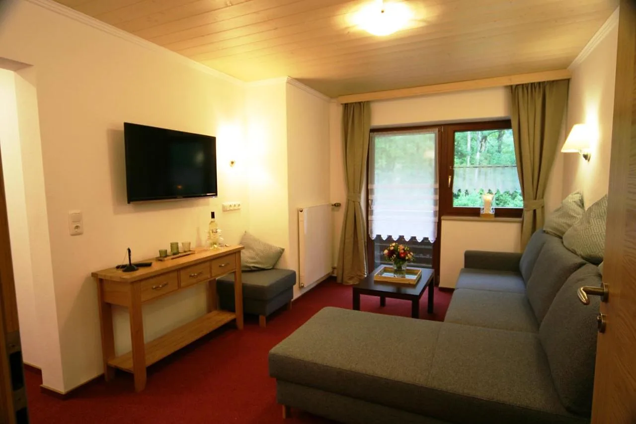 Echtes Foto: Wohnraum mit Sofa, Konsole und Fernseher